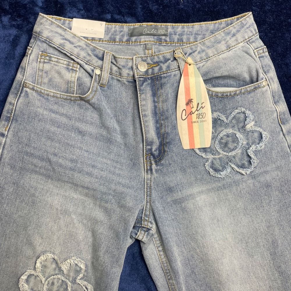 Cali 1850 Womens Light Wash Wide Leg Jeans Daisy Flower Patch Distressed Size 9 - Picture 2 of 10